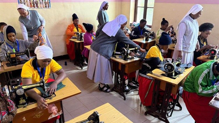 Las hermanas canossianas supervisan a las chicas en el Centro de formación de santa Magdalena