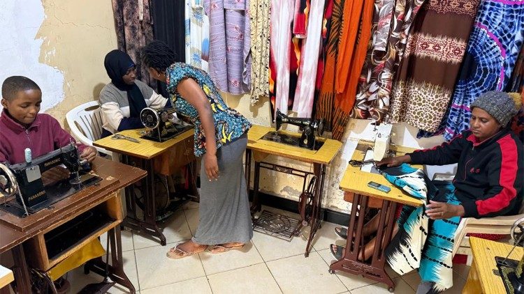 Theresia enseña a otras chicas procedentes de familias pobres a adquirir habilidades de costura para que puedan gestionar su propia vida