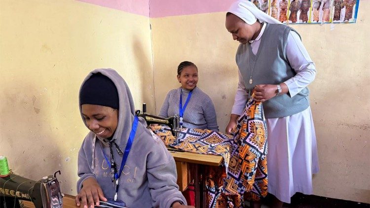 Las hermanas canossianas emancipan a las chicas de las tribus Masái y Meru en el Centro de formación santa Magdalena 