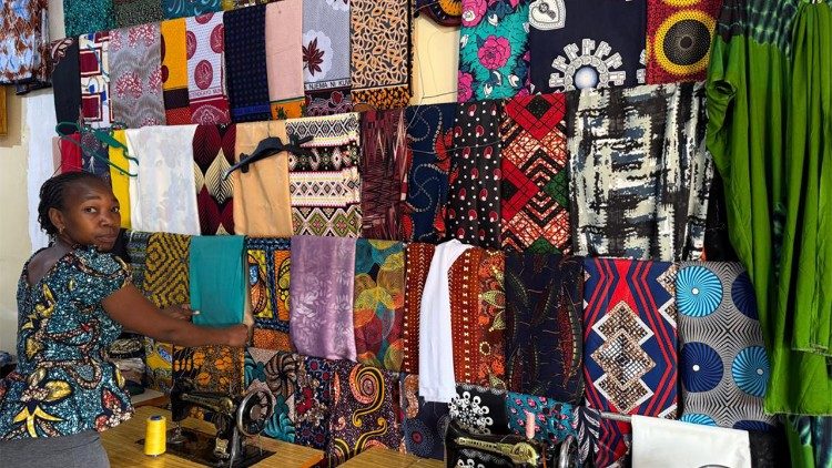 Theresia vende tejidos en su propia oficina