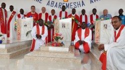 Les tombes des pères Ottorino Maule, Aldo Macchiore, et la laïque Catina Gubert, des missionnaires xavériens italiens assassinés au Burundi.