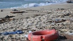 Ennesimo naufragio nel Mediterraneo, 40 le vittime