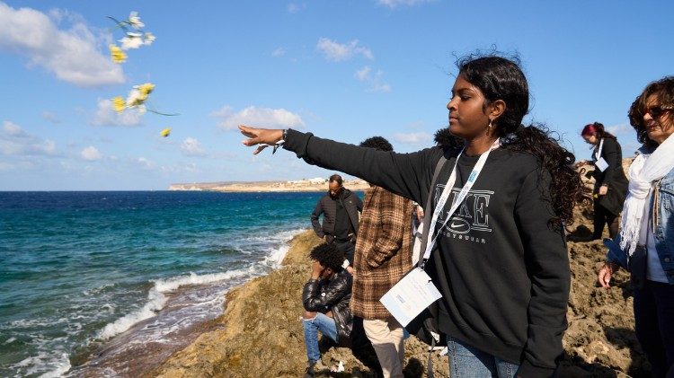 Lampedusa, il lancio dei fiori in mare durante le celebrazioni nell'anniversario del naufragio del 2013