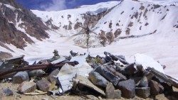 Avião da Força Aérea Uruguaia caiu em uma geleira remota perto da montanha El Sosneado. Das 45 pessoas a bordo, 16 sobreviveram por 72 dias em condições extremas.