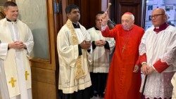Il cardinale Angelo Acerbi all'ingresso della chiesa dei Santi Angeli Custodi a Roma