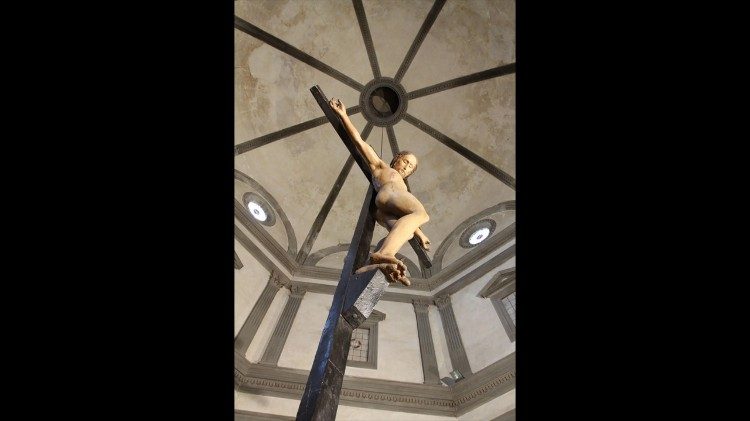 Il Crocifisso di Michelangelo sospeso al centro della Sagrestia di Santo Spirito