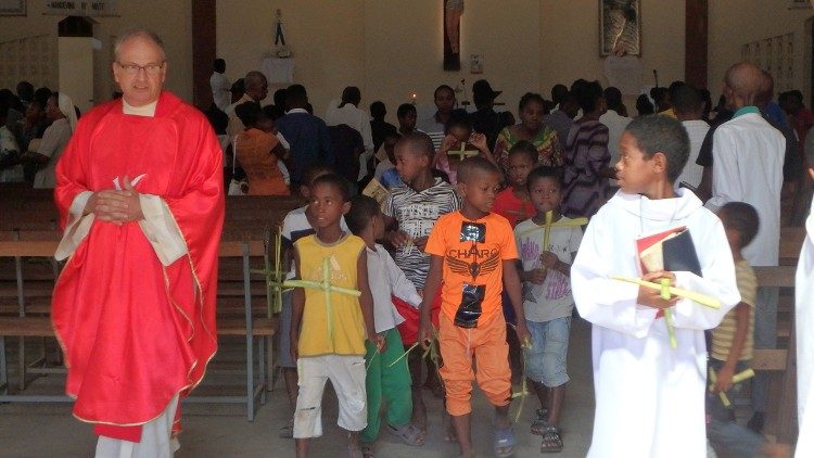 Le père Bertrand Bourran à Tsarahasina, dans le nord de Madagascar.