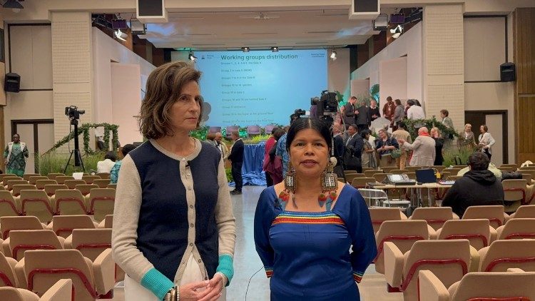 La Princesa Esmeralda y Patricia Gualinga en la conferencia internacional