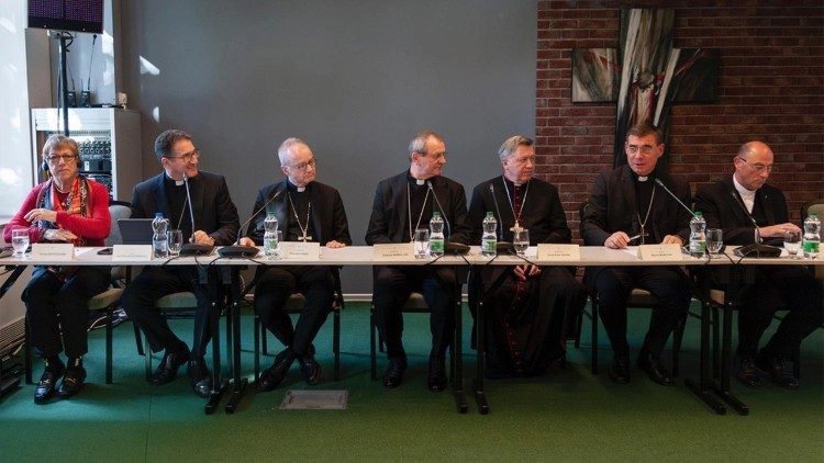 Nuncjusz Apostolski w Polsce abp Antonio Guido Filipazzi oraz Prezydium Konferencji Episkopatu Polski na posiedzeniu końcowym Sesji Plenarnej