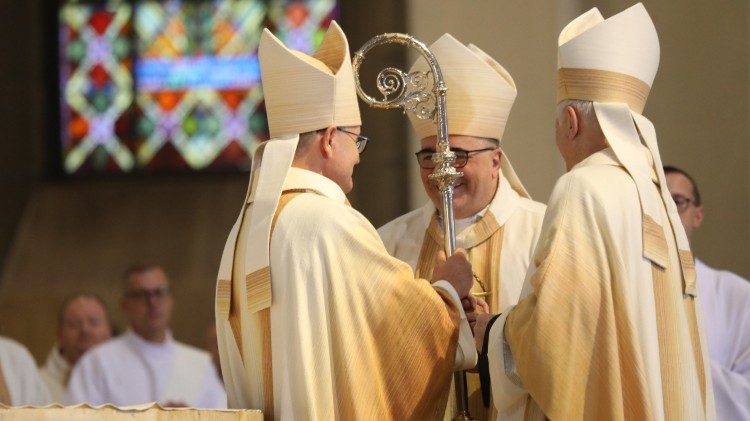 Bp Marek Szkudło, dotychczasowy administrator archidiecezji katowickiej, i abp Antonio Guido Filipazzi, nuncjusz apostolski przekazali pastorał nowemu metropolicie katowickiemu (Roman Koszowski / Foto Gość)