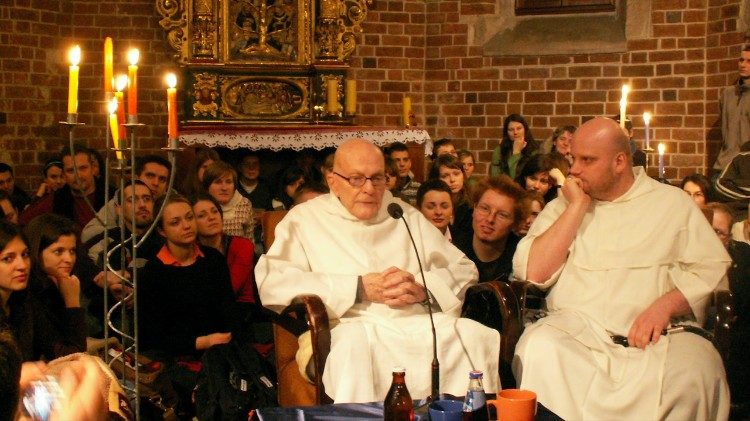 Film opiera się przede wszystkim na rozmowach z byłymi duszpasterzami i „beczkowiczami” (BeczkaFilm)