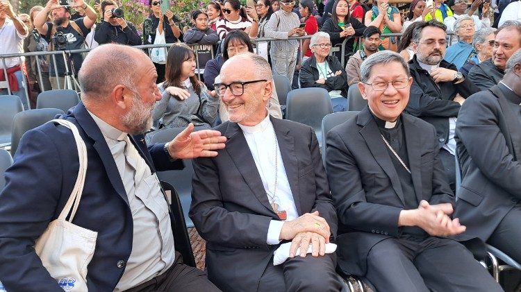 En la Fiesta de los Pueblos, los cardenales Czerny (en el centro) y Tagle (a la derecha)