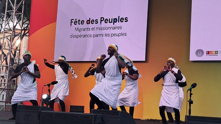 Un momento de la Fiesta de los Pueblos que clausuró el Jubileo del mundo misionero y de los migrantes en los jardines de Castel Sant'Angelo.