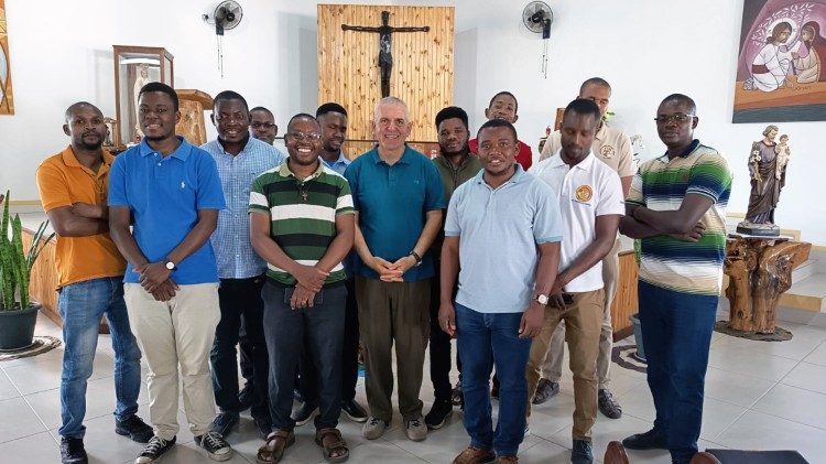 Le père Antonio Perretta avec  des fidèles à Maputo au Mozambique