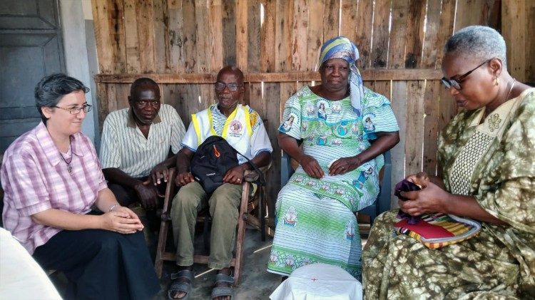 Sœur Osvalda Casula visitant des malades