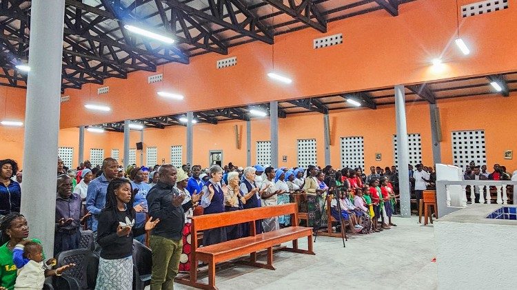 Fiéis durante a Missa na Paróquia São Francisco Xavier – Ndunda