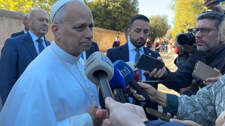 Папа Леў XIV падчас размовы з журналістамі ў Кастэль-Гандольфа