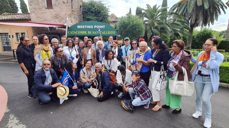 Peregrinos da Diocese de Mindelo nas Catacumbas de São Calisto (Roma), acompanhados por Dom Ildo Fortes