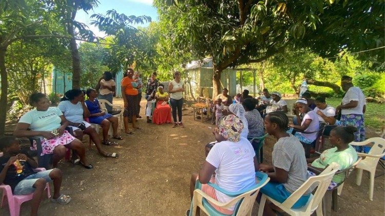 Un incontro sui progetti ad Anse-à-Pitres (Foto Caritas Italiana)