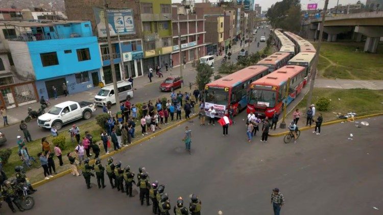 Perú. Protestas de transportistas por la inseguridad y la violencia en el país