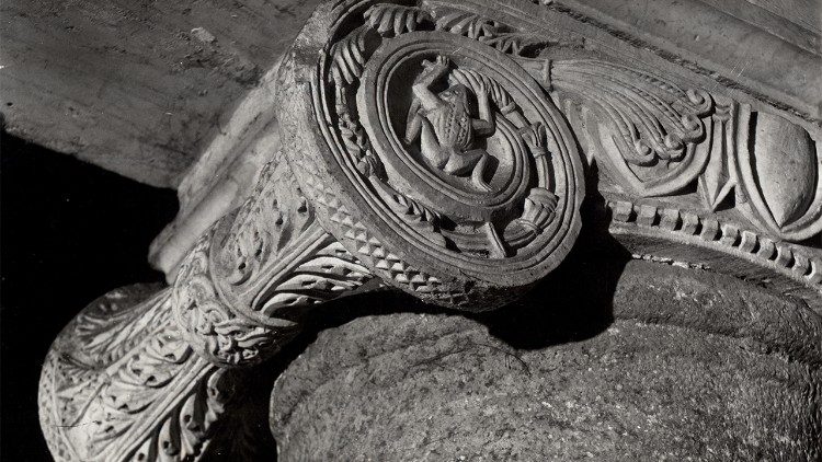 Il dettaglio di una rana in un capitello nella Basilica di San Lorenzo al Verano