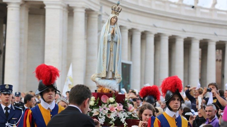 La estatua de Nuestra Señora de Fátima en la Plaza de San Pedro 