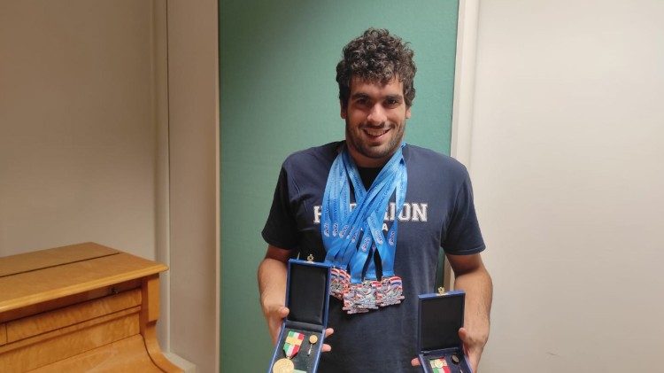 Matteo Falchi con le medaglie conquistate all'ultimo mondiale paralimpico
