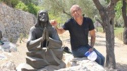 Giovanni nell'Orto degli Ulivi a Gerusalemme, durante un pellegrinaggio in Terra Santa