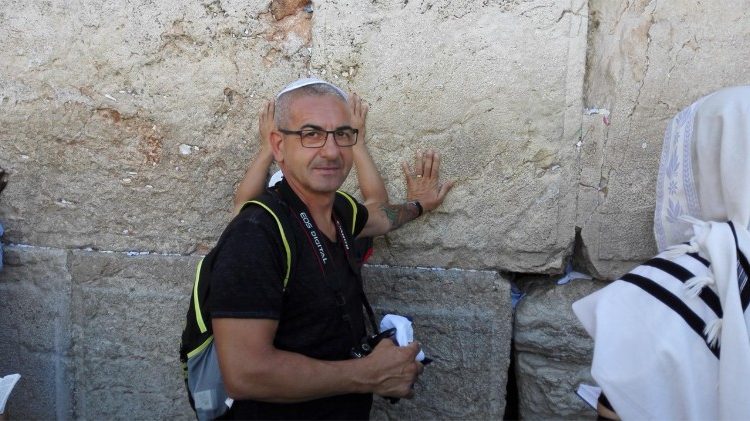 Giovanni davanti al Muro del Pianto a Gerusalemme, durante un pellegrinaggio in Terra Santa. 