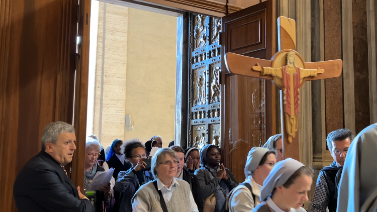 Watwa wakivuka mlango mtakatifu