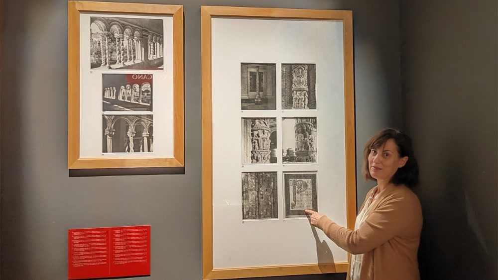 Paola Di Giammaria mostra alcune foto esposte in mostra