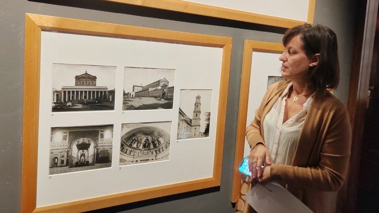 La responsabile della Fototeca dei Musei Vaticani Paola Di Giammaria nelle sale della mostra