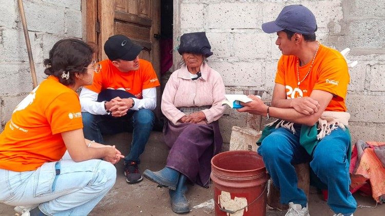 युवा मिशनरी सांतो दोमिंगो के समुदायों के बुज़ुर्गों से मिलते हैं