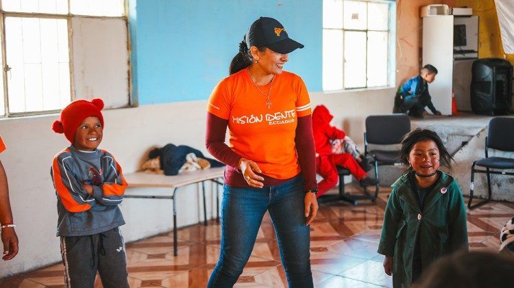 ज़मोरा के एक ग्रामीण समुदाय के एक स्कूल के बच्चों के साथ एक कार्यशाला में मिशनरी