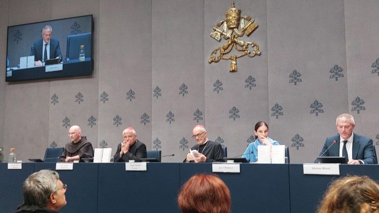  Conferencia de presentación de "Dilexi te" en la Sala de Prensa de la Sala de Prensa