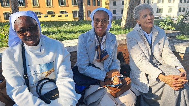 As irmãs, Alexandra e Vitalina, juntamente com a irmã Maria da Luz da Graça, membro da Fraternidade Rainha dos Coraçõe