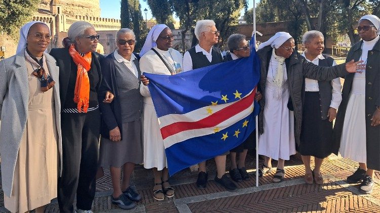 As religiosas e  Dulce Araújo. Na ponta direita, a irmã Romualda Tavares