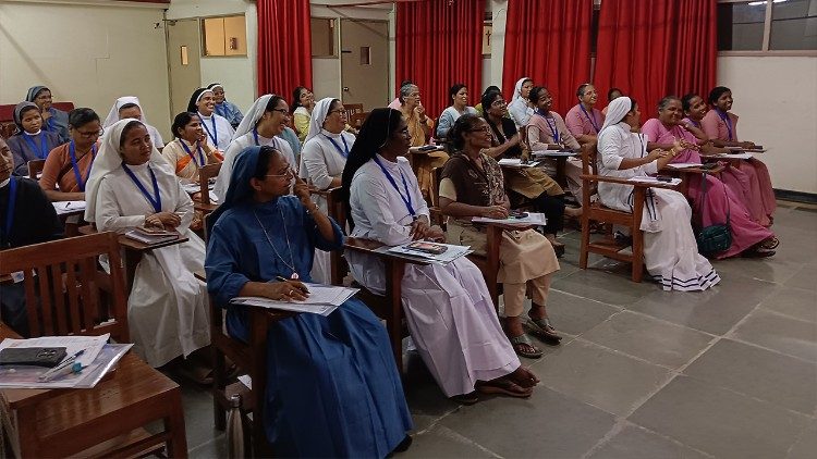 मिशन के लिए मीडिया कौशल कार्यशाला  में भाग लेती हुई  धर्मबहनें