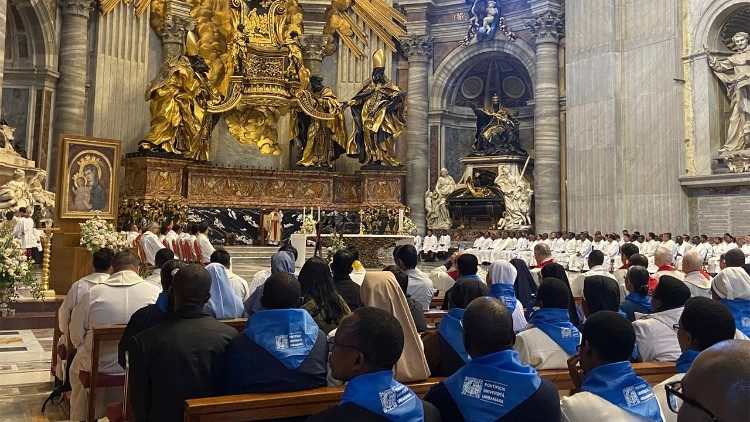 El cardenal Tagle celebra la misa por el Jubileo de la Universidad Urbaniana 