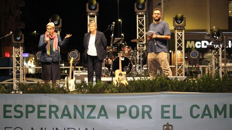 Suor Tiziana Merletti (a sinistra), sul palco in piazza dei Mirti a Centocelle