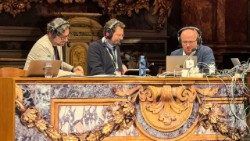 Il cardinale Giorgio Marengo nello studio mobile di Radio Vaticana al Festival della Missione di Torino