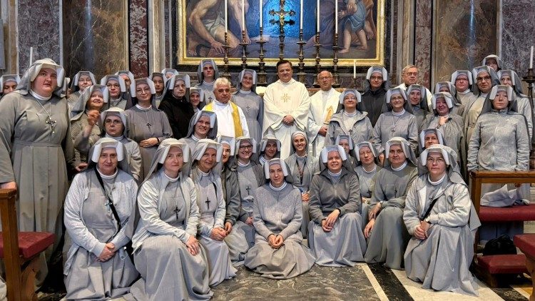 Siostry ze Zgromadzenia Sióstr Matki Bożej Miłosierdzia podczas dziękczynienia za kanonizację s. Faustyny Kowalskiej