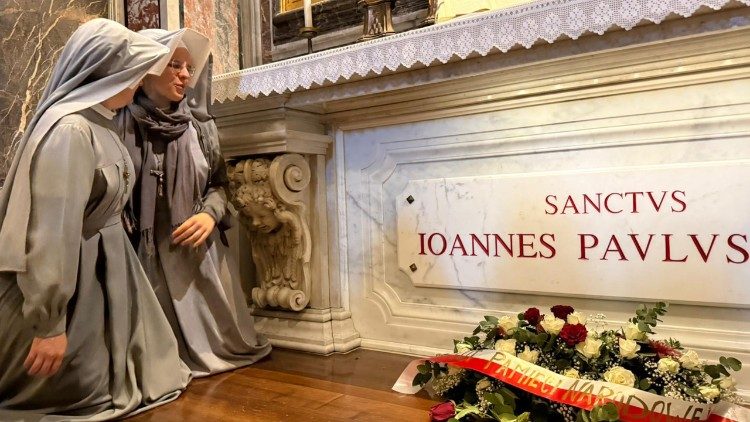 SIostry modliły się przy grobie św. Jana Pawła II, który prekazywał orędzie Miłosierdzia głoszone przez s. Faustynę