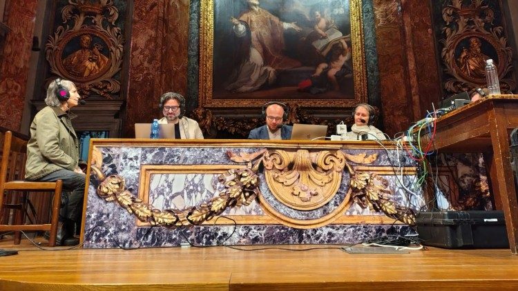 Lo studio mobile di Radio Vaticana - Vatican News a Torino, presso l'auditorium San Filippo Neri