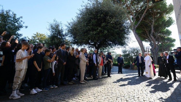 البابا لاوُن الرابع عشر يلتقي موظفي دائرة الاتصالات