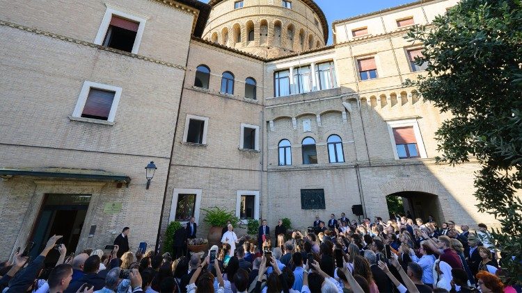 Il Papa benedice tutti i presenti