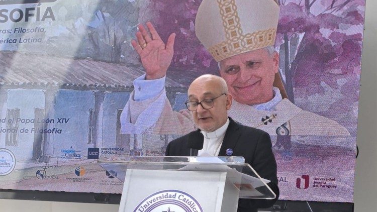 Monseñor Francisco Javier Pistilli Scorzara, Gran Canciller de la Universidad Católica "Nuestra Señora de la Asunción", haciendo lectura del mensaje del Papa León XIV