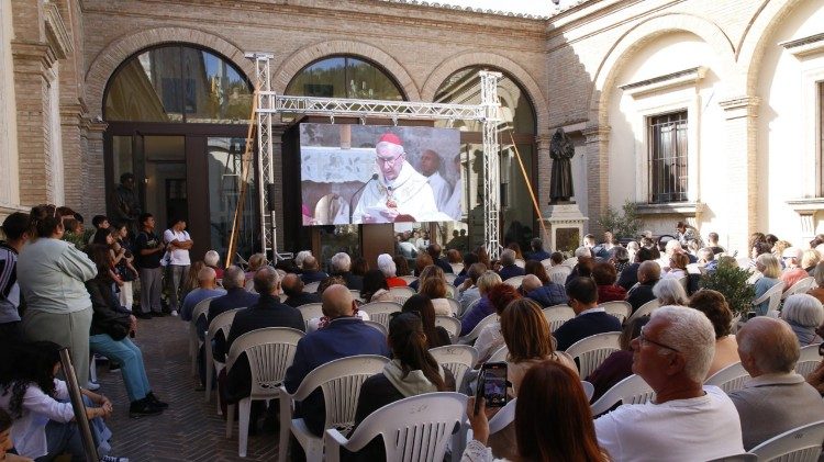 Waamini wakati wanafuatilia misa 12 Oktoba katika Madhabahu ya kuvua nguo