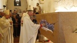 Кардынал П'етра Паралін ля магілы святога Карла Акуціса ў Асізі