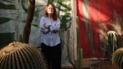 ቪቪያን ሱተር ከአንዳንድ ሥራዎቿ ጋር 